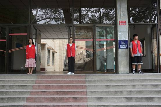 街道上的行人描述已自动生成