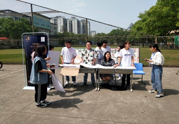 一群人站在公园的椅子上描述已自动生成