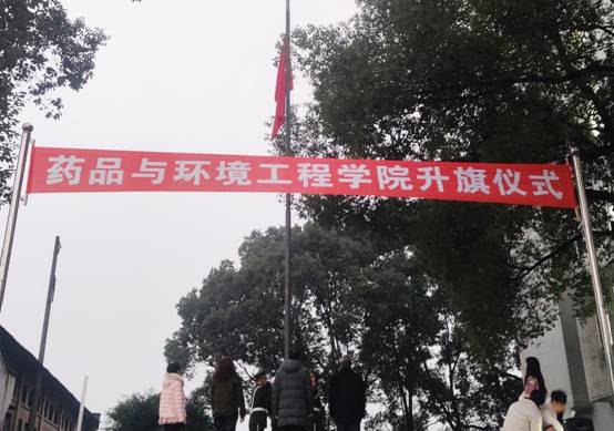 人们在街道上游行描述已自动生成